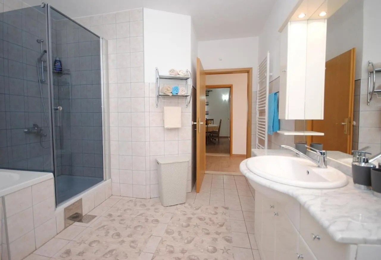 Spacious Apartment Antea Kastela