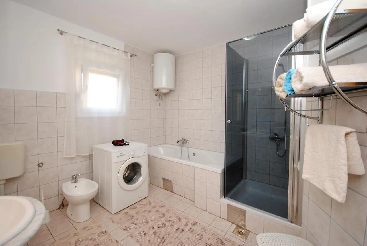Spacious Apartment Antea Kastela