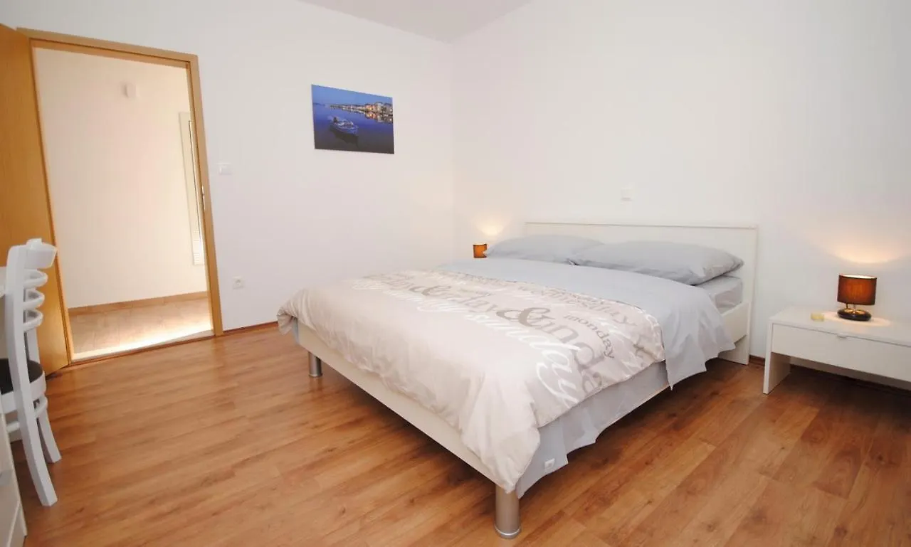 Spacious Apartment Antea Kastela