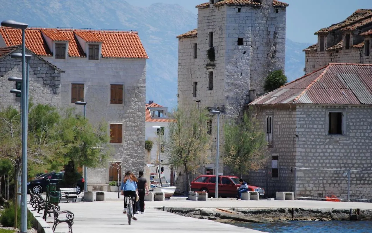 Spacious Apartment Antea Kastela