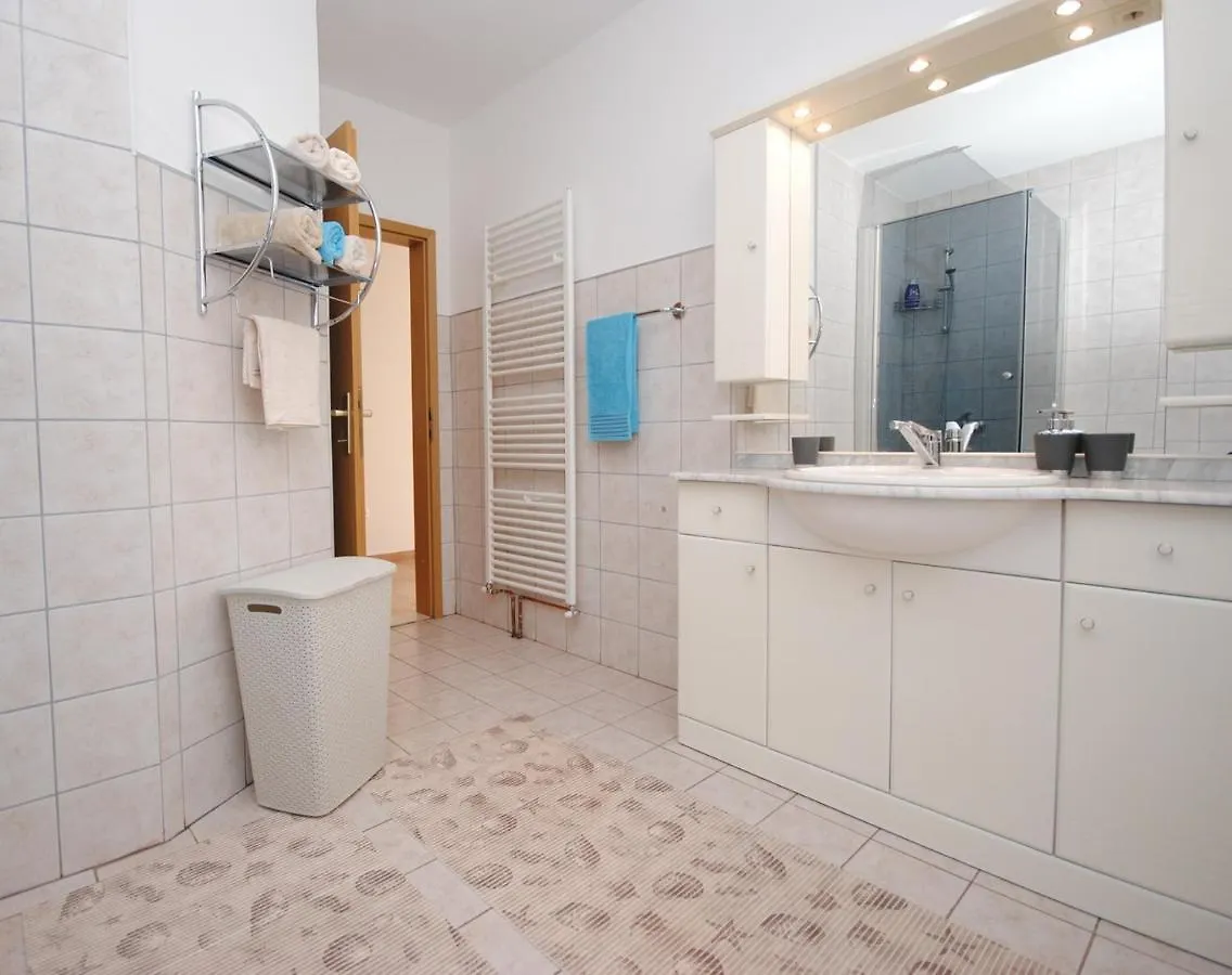 Spacious Apartment Antea Kastela