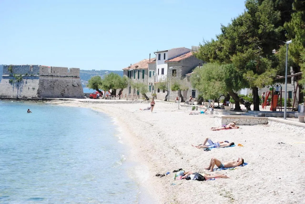 Spacious Apartment Antea Kastela